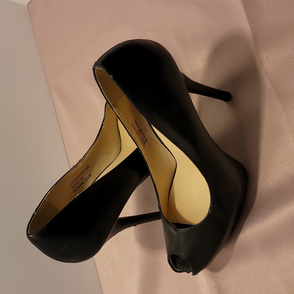 Cathy Jean 7 1/2 Black peep toe platform heels